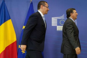José Manuel Barroso félicite Victor Ponta lors d’une réunion 